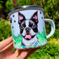 Kézzel festett Boston terrier minta fém bögrén, mancs és fű motívumokkal
