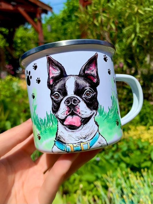 Kézzel festett Boston terrier minta fém bögrén, mancs és fű motívumokkal