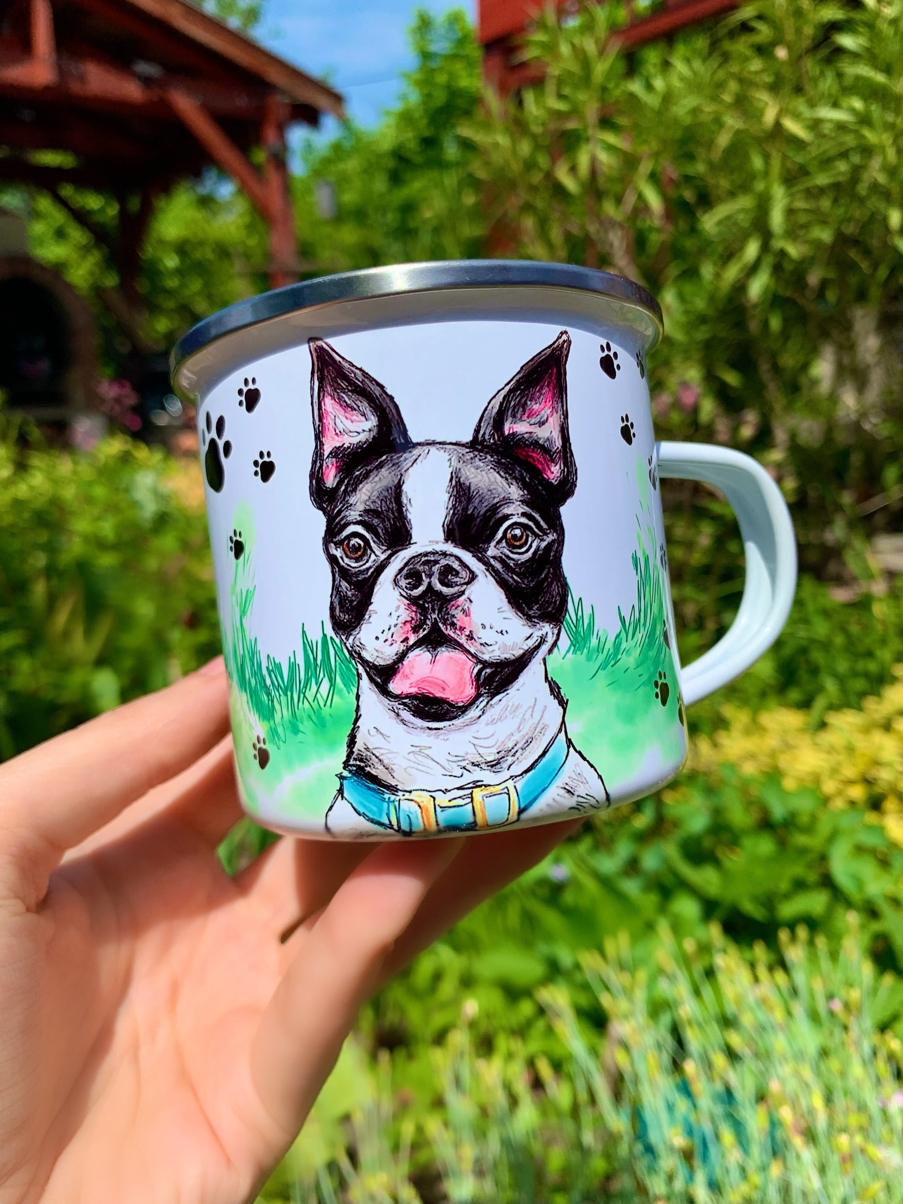 Boston terrier kutyás ajándék – kézműves fém bögre fű és mancs mintákkal