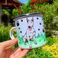 Bullterrier fém bögre – Kézzel festett ülő Bullterrier és mancsos füves háttérrel