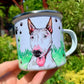 Kézzel festett bullterrier minta fém bögrén, fű és mancsos háttérrel