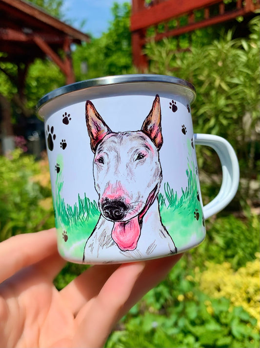 Kézzel festett bullterrier minta fém bögrén, fű és mancsos háttérrel