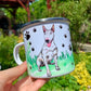 Bullterrier fém bögre – Kézzel festett ülő Bullterrier és mancsos füves háttérrel