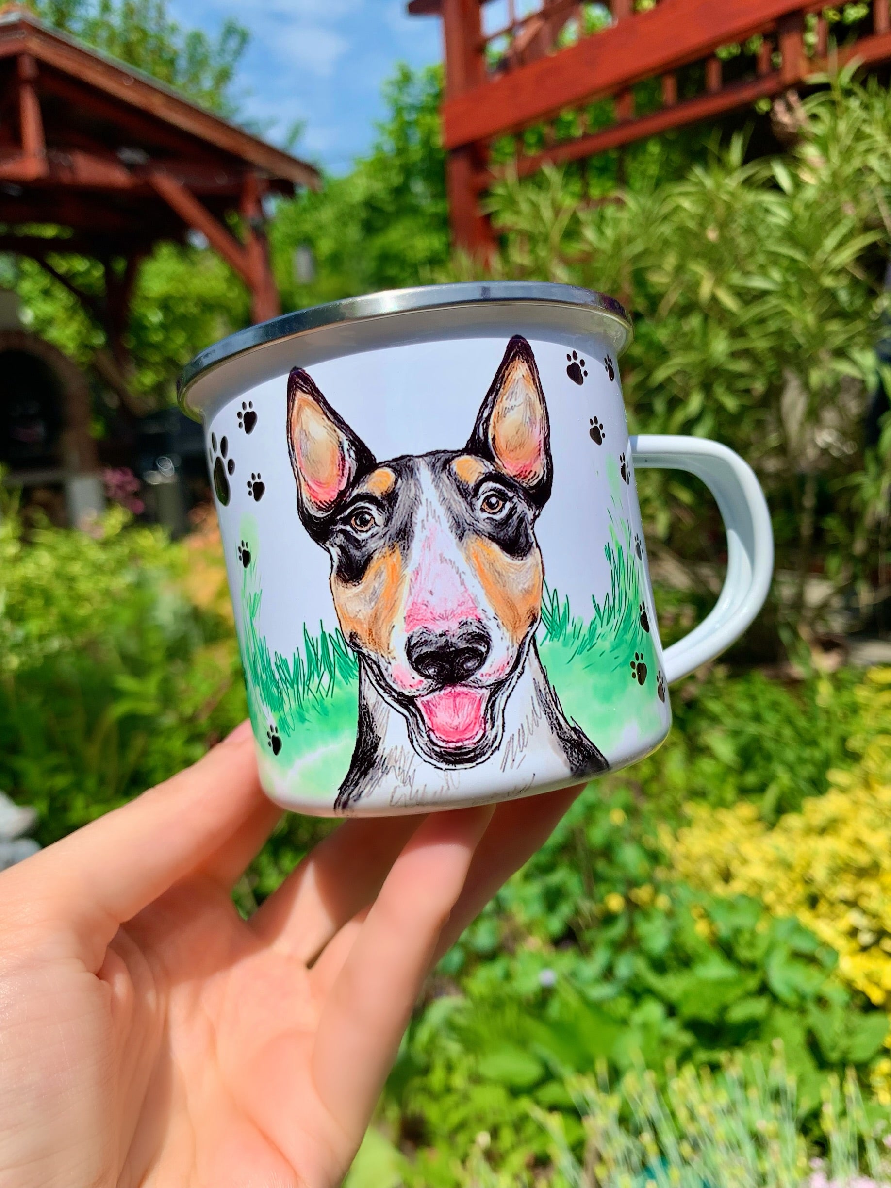 Kutyaimádóknak készült fém bögre – ülő Bullterrier és természetes minták