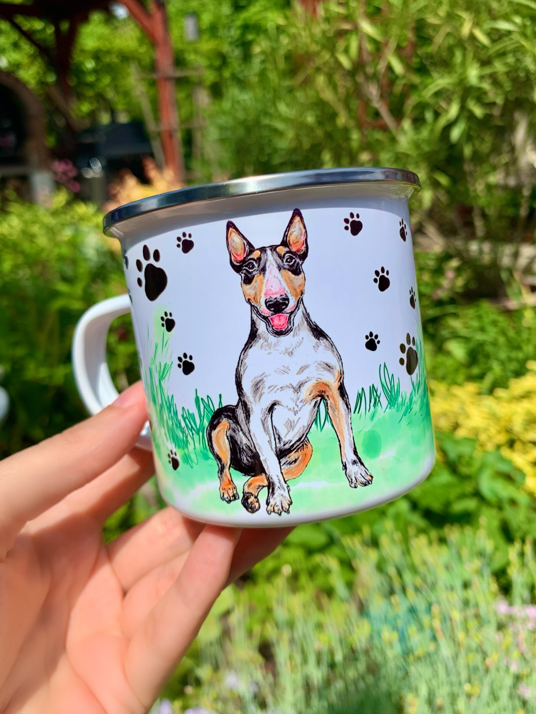 Bullterrier mintás bögre oldalnézetből – mancsnyomos és füves háttérrel