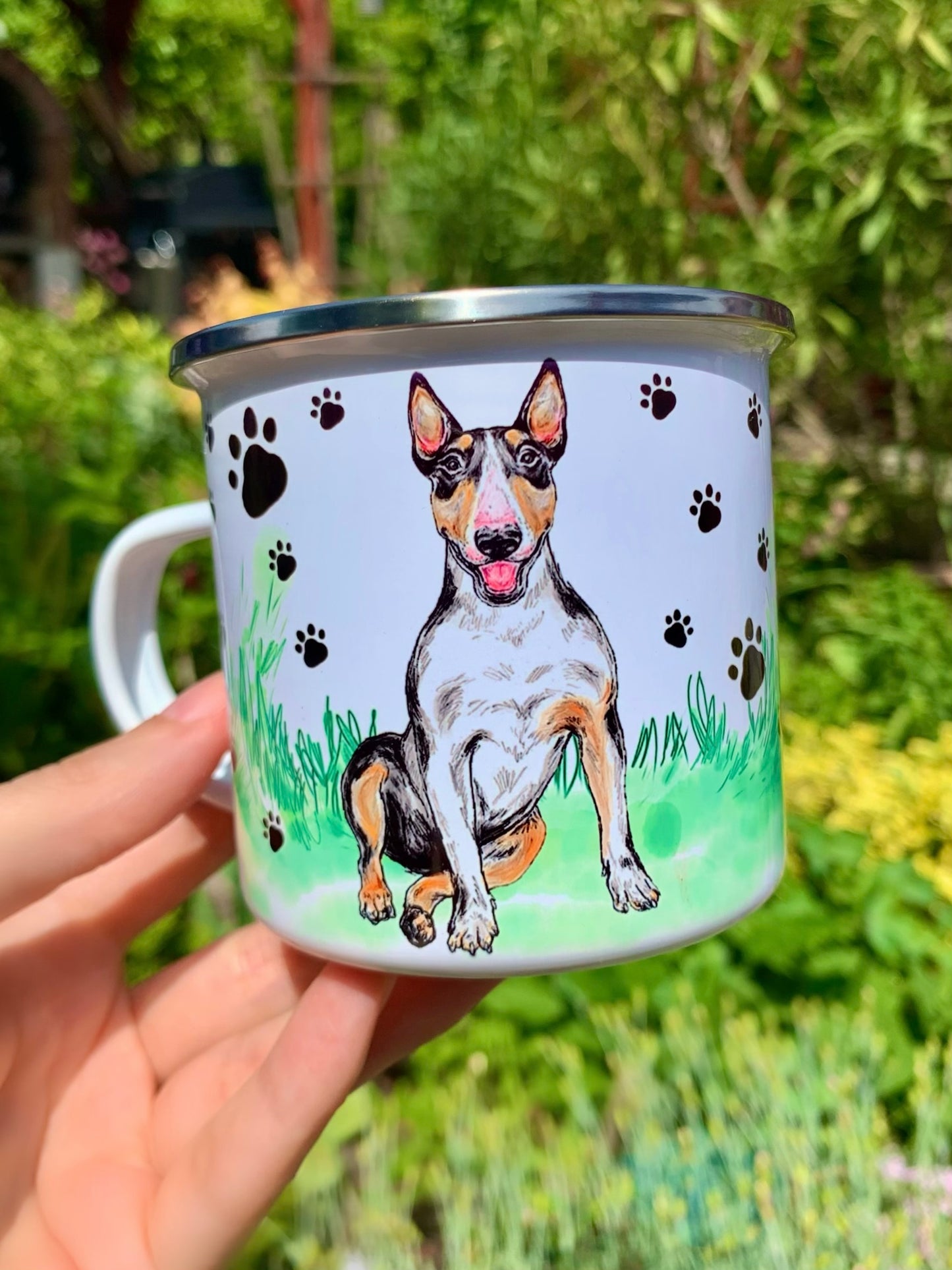 Prémium fém bögre ülő Bullterrier mintával – barna, fekete és fehér színekkel