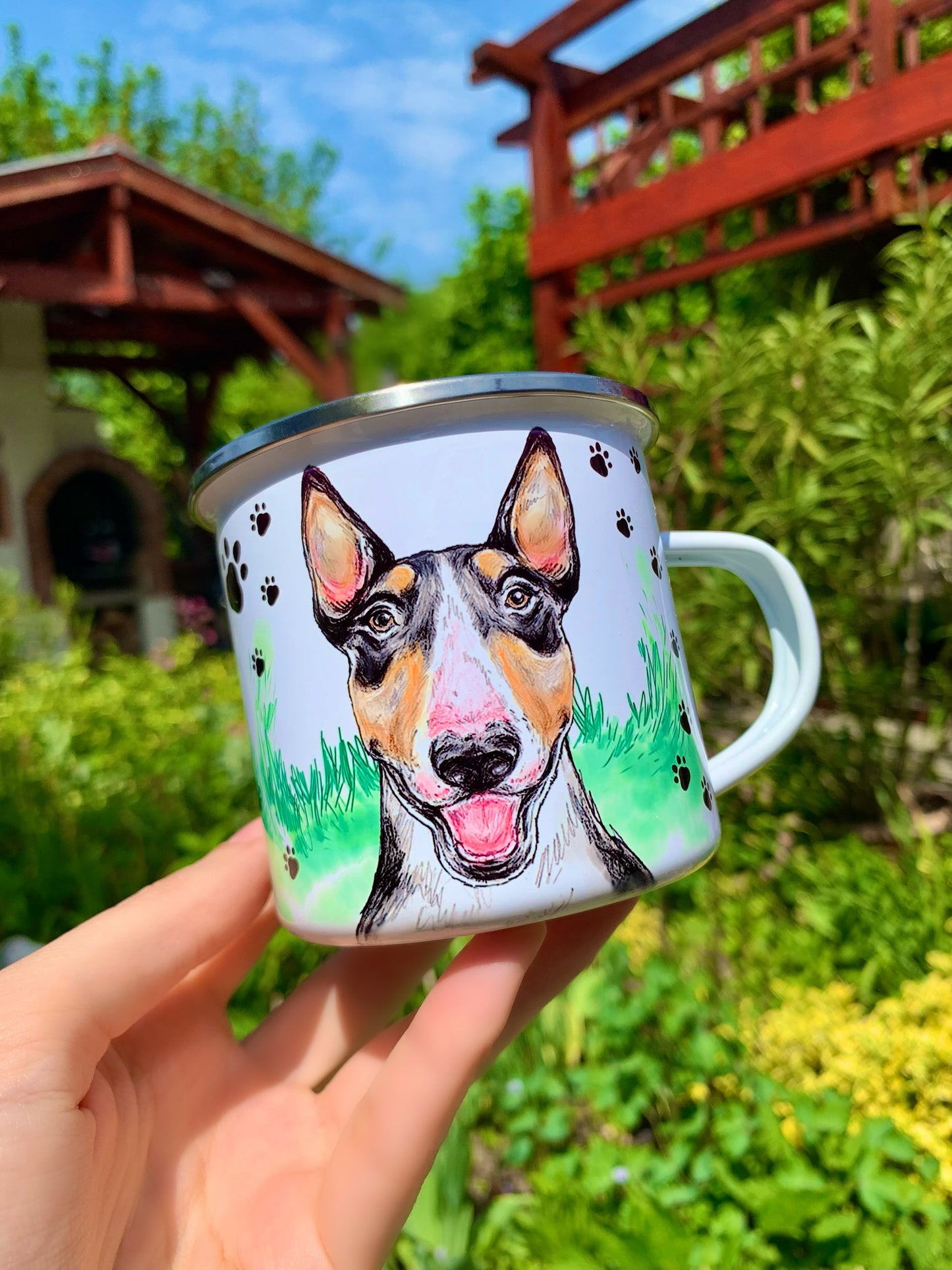 Egyedi ajándék bullterrier gazdiknak – kézzel rajzolt fém bögre mancsmintával