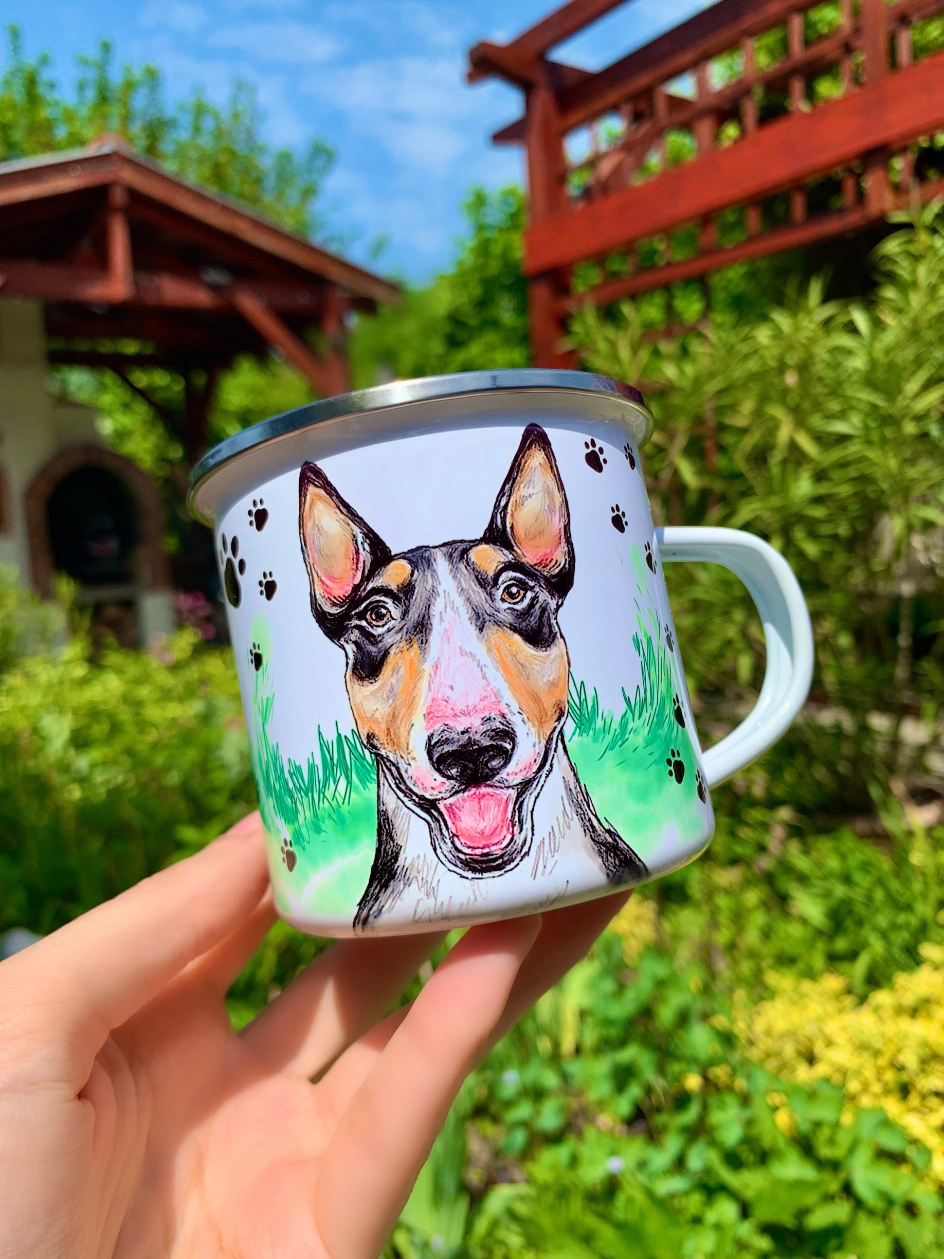 Egyedi ajándék bullterrier gazdiknak – kézzel rajzolt fém bögre mancsmintával
