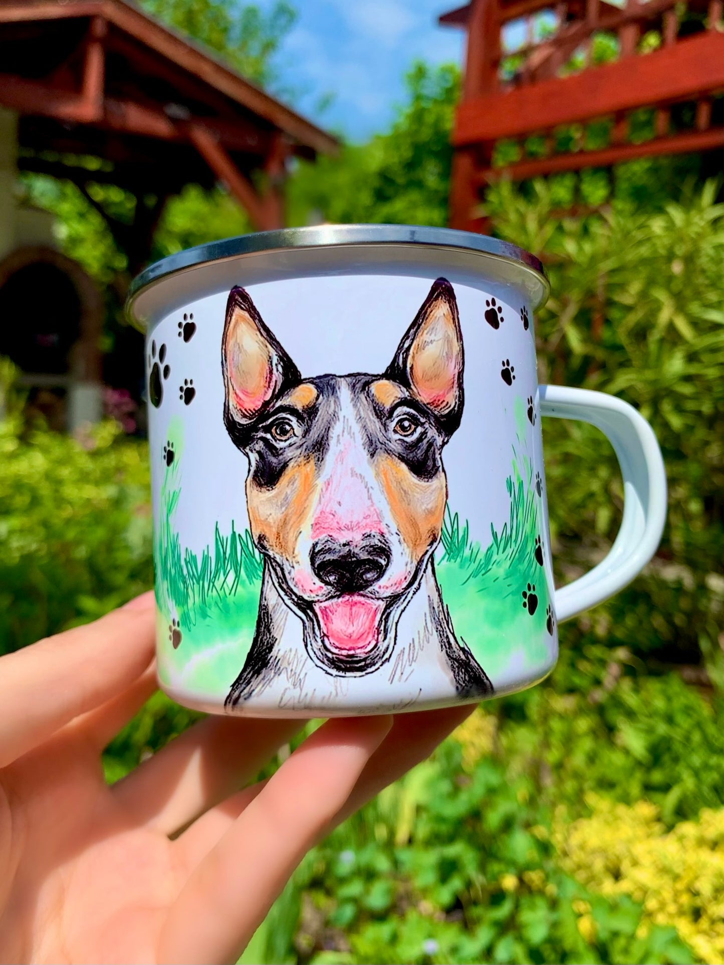 Kézzel festett bullterrier mintás fém bögre – foltos kutya ül mancsos és füves háttérrel