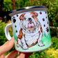 kézzel festett Fém bögre ülő angol bulldog illusztrációval, mancs és fű mintás háttérrel