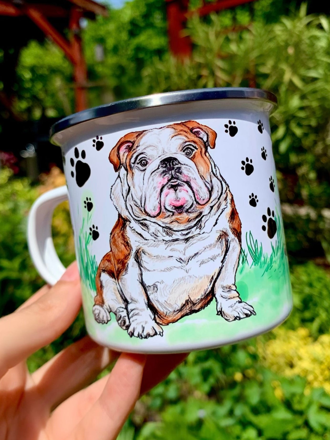 kézzel festett Fém bögre ülő angol bulldog illusztrációval, mancs és fű mintás háttérrel