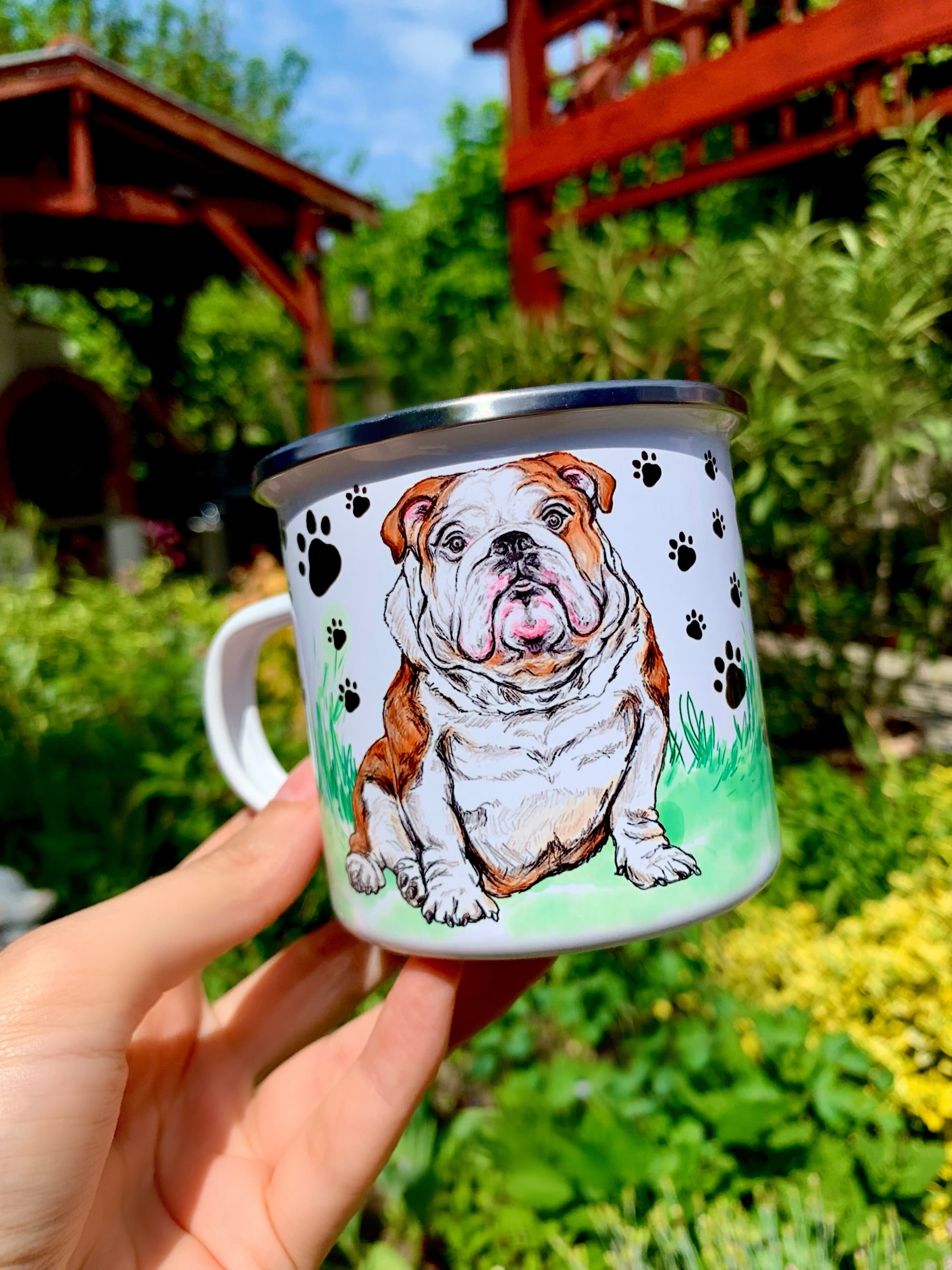 angol bulldog mintás fém bögre - Bulldogos ajándék bögre – ülő angol bulldog mancs és fű mintás környezetben