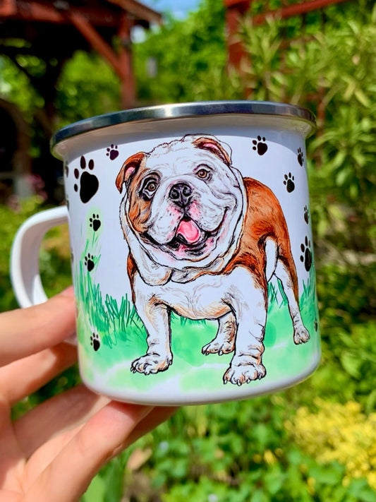 Fém bögre teljes alakos angol bulldog grafikával – a kutya fűben áll, kézzel festett stílus