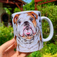 Ülő angol bulldog grafika kerámia bögrén – apró mancsnyom mintával, kézzel festett motívumokkal