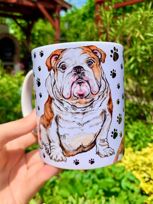 Kerámia bögre kézzel festett ülő angol bulldog illusztrációval, mancsos háttérrel, tökéletes ajándék bulldog gazdiknak