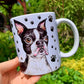 Fehér kerámia bögre Boston terrier mintával és mancsnyomos háttérrel
