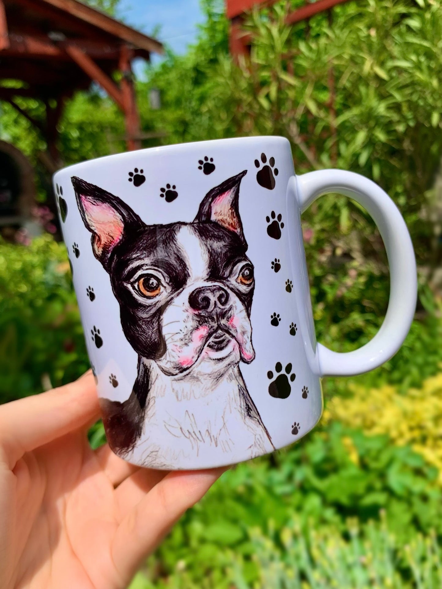 Fehér kerámia bögre Boston terrier mintával és mancsnyomos háttérrel