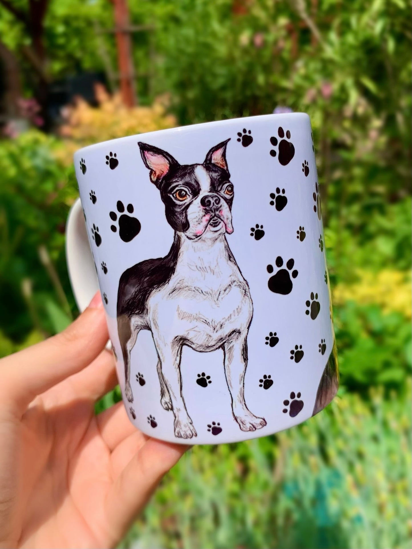 Boston terrier kutyás bögre – álló kutya grafikával és mancs mintával