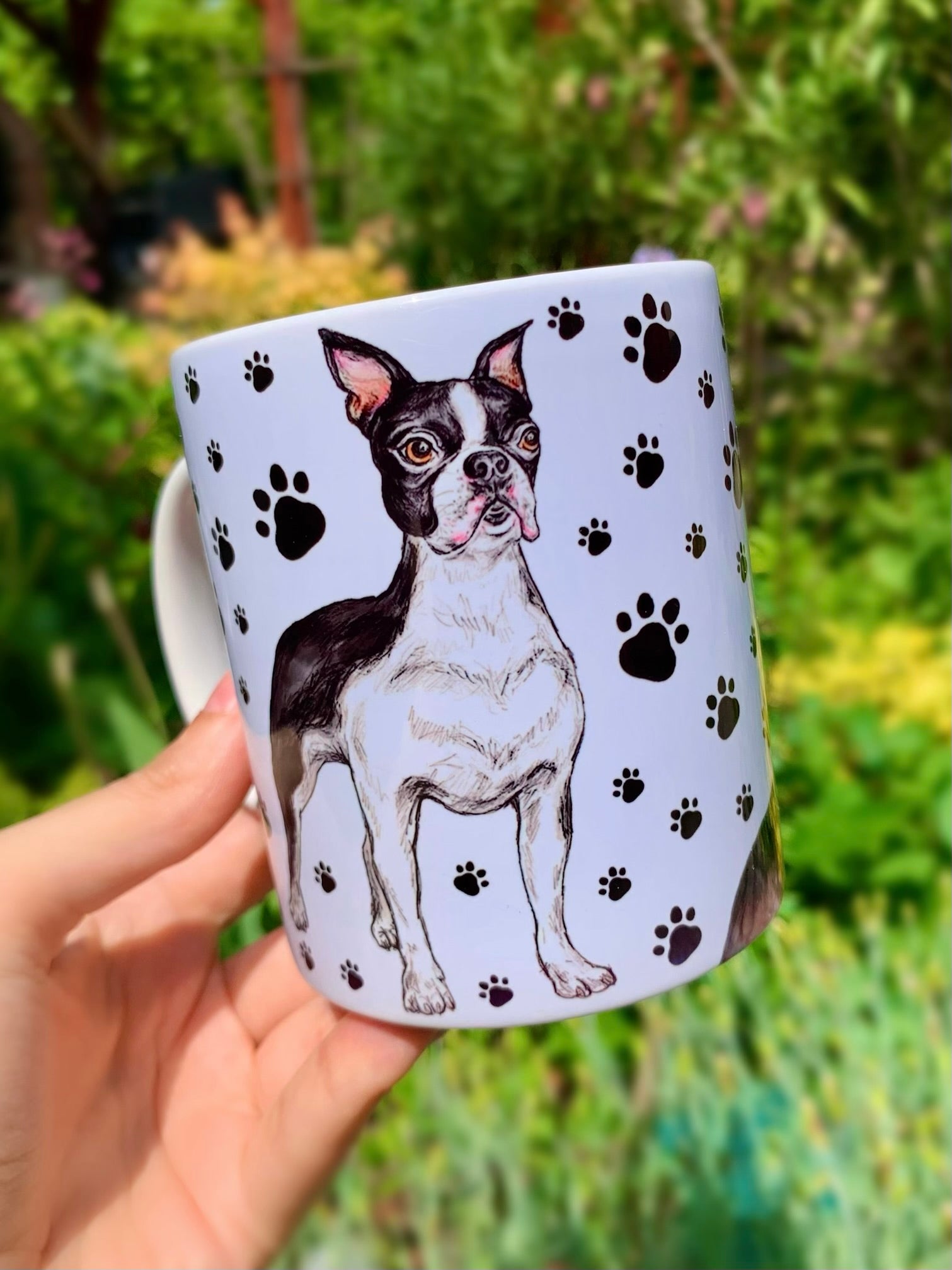 Boston terrier kutyás bögre – álló kutya grafikával és mancs mintával