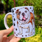Kézzel festett angol bulldog grafika kerámia bögrén, finom mancs mintás háttérrel