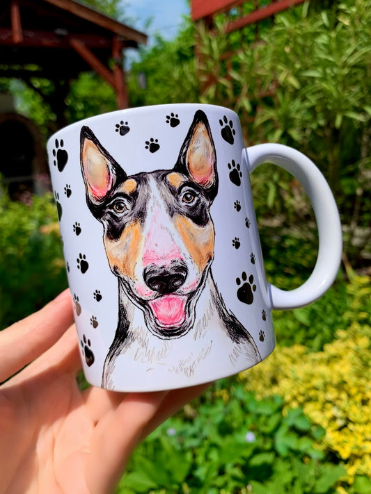 
Kézzel festett Bullterrier kerámia bögre – foltos kutya ül mancsos háttérrel