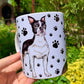Vidám Boston terrier figura kerámia bögrén – részletgazdag illusztráció