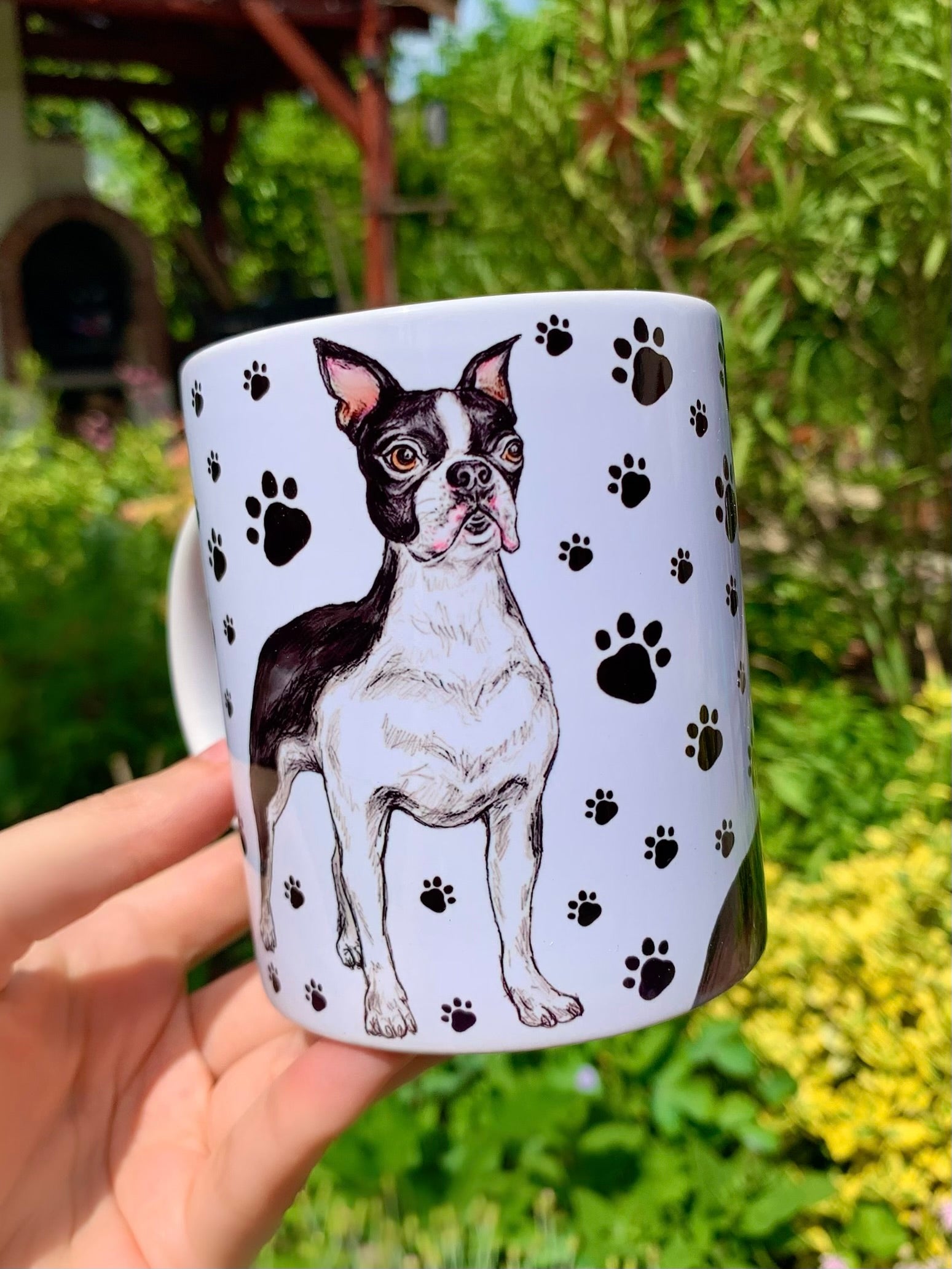 Vidám Boston terrier figura kerámia bögrén – részletgazdag illusztráció