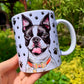 Kézzel festett Boston terrier minta kerámia bögrén, piros nyakörvvel