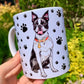 Vidám Boston terrier kutya ülve, mancs mintás háttérrel egy kerámia bögrén
