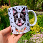 Boston terrier Kerámia bögre – Kézzel festett ülő Boston minta PIROSAS NYAKÖRVVEL