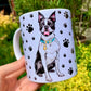 Ülő Boston terrier mintás bögre, kék nyakörvvel, fehér alapon, mancs mintás dizájn