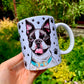 Egyedi kerámia bögre ülő Boston terrier grafikával és apró mancsnyomokkal