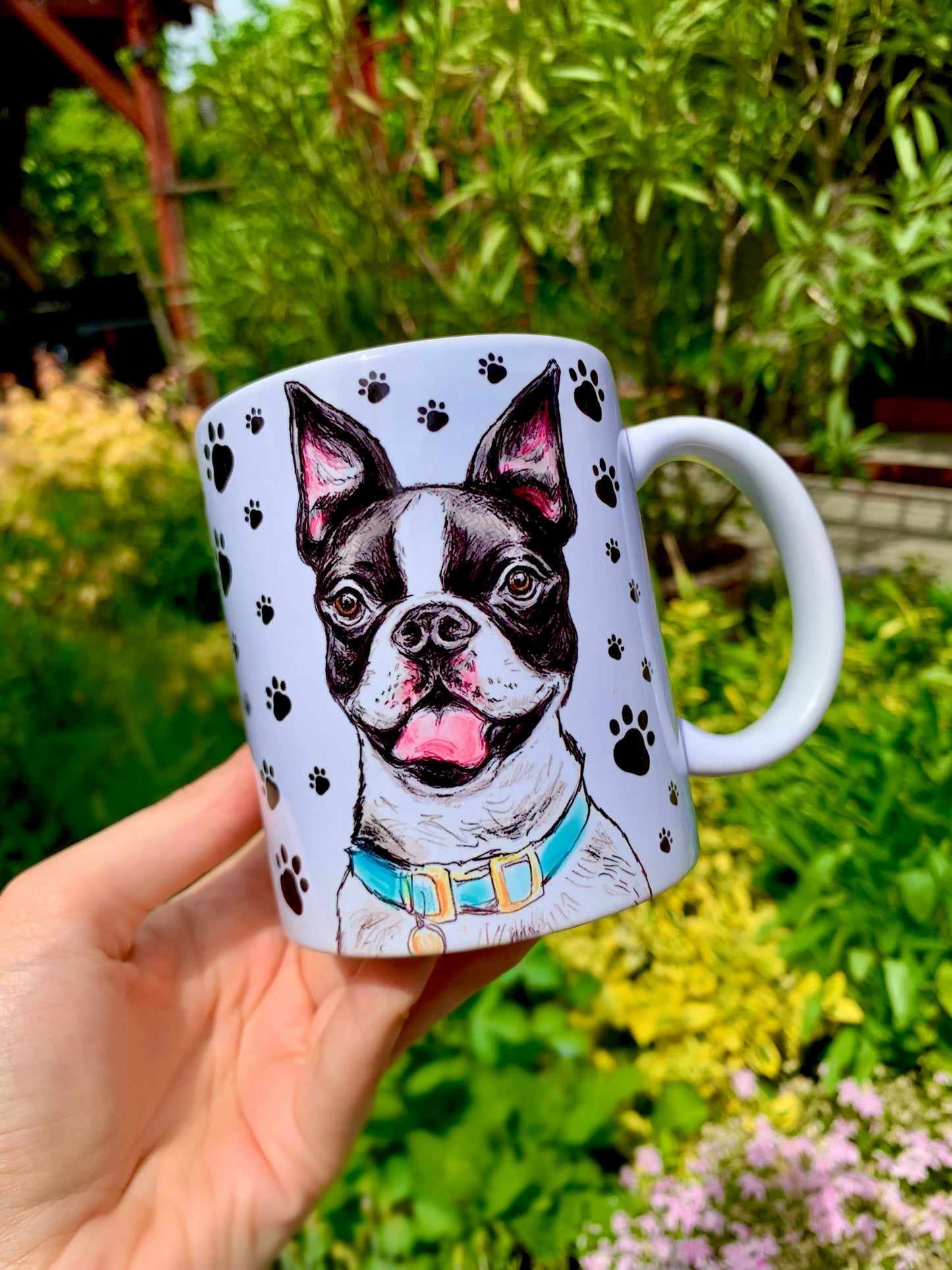 Egyedi kerámia bögre ülő Boston terrier grafikával és apró mancsnyomokkal