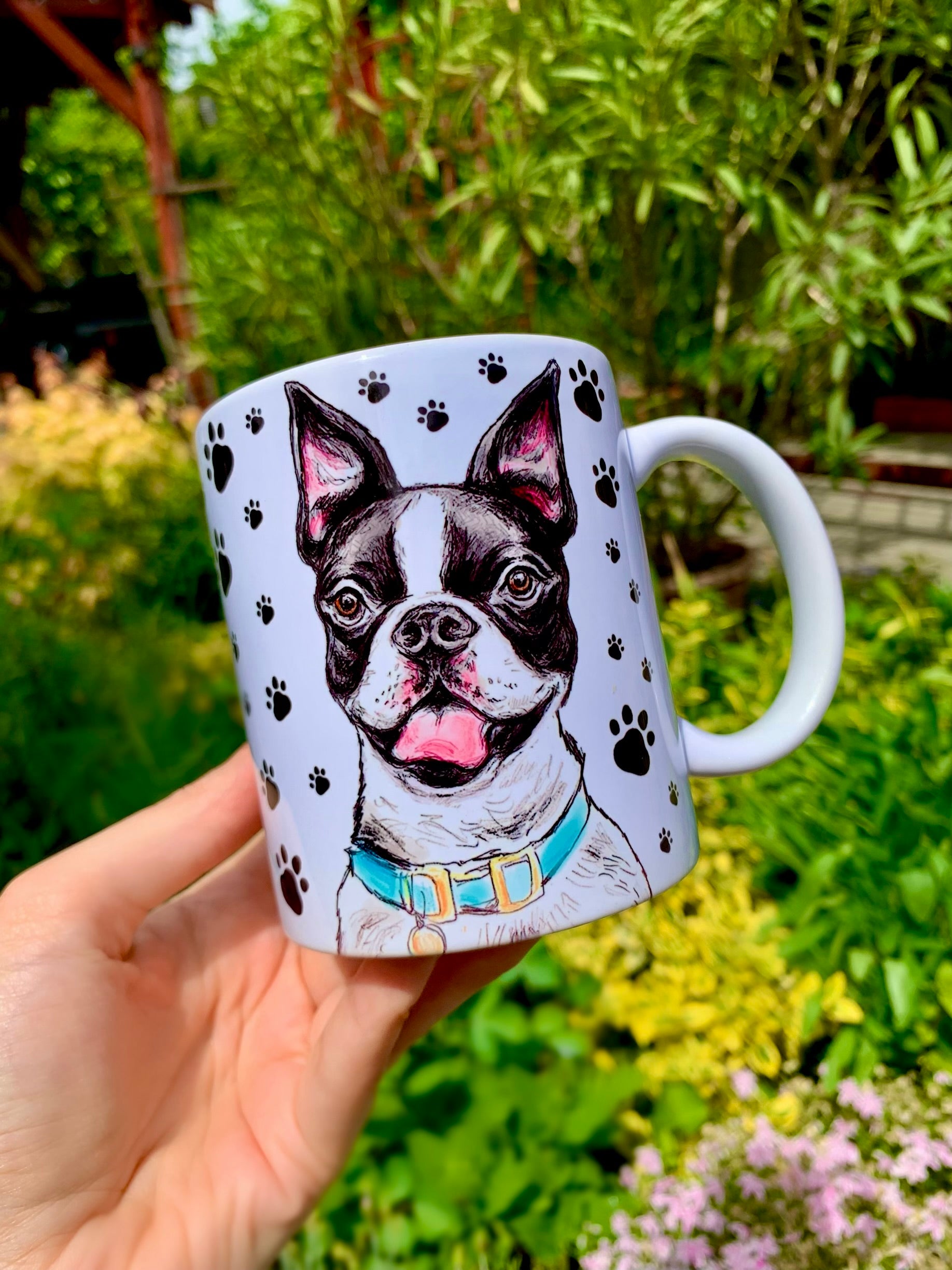 Egyedi kerámia bögre ülő Boston terrier grafikával és apró mancsnyomokkal