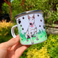 Bullterrier fém bögre – Kézzel festett ülő Bullterrier és mancsos füves háttérrel