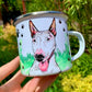 Bullterrier fém bögre – Kézzel festett ülő Bullterrier és mancsos füves háttérrel