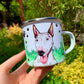 Bullterrier fém bögre – Kézzel festett ülő Bullterrier és mancsos füves háttérrel