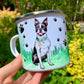 Részletgazdag Boston terrier illusztráció fém bögrén, zöld háttérrel
