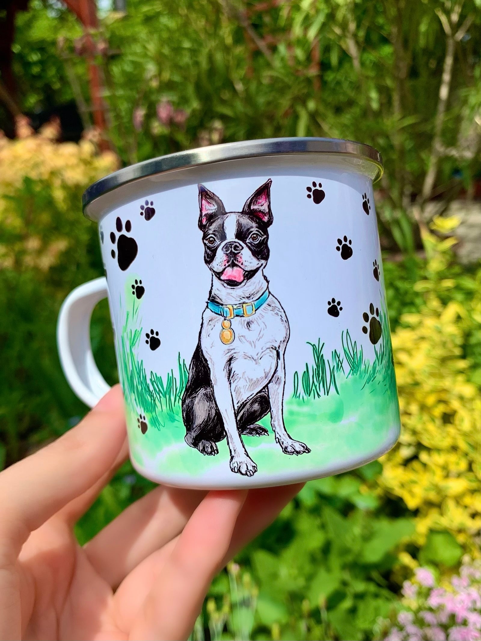 Részletgazdag Boston terrier illusztráció fém bögrén, zöld háttérrel
