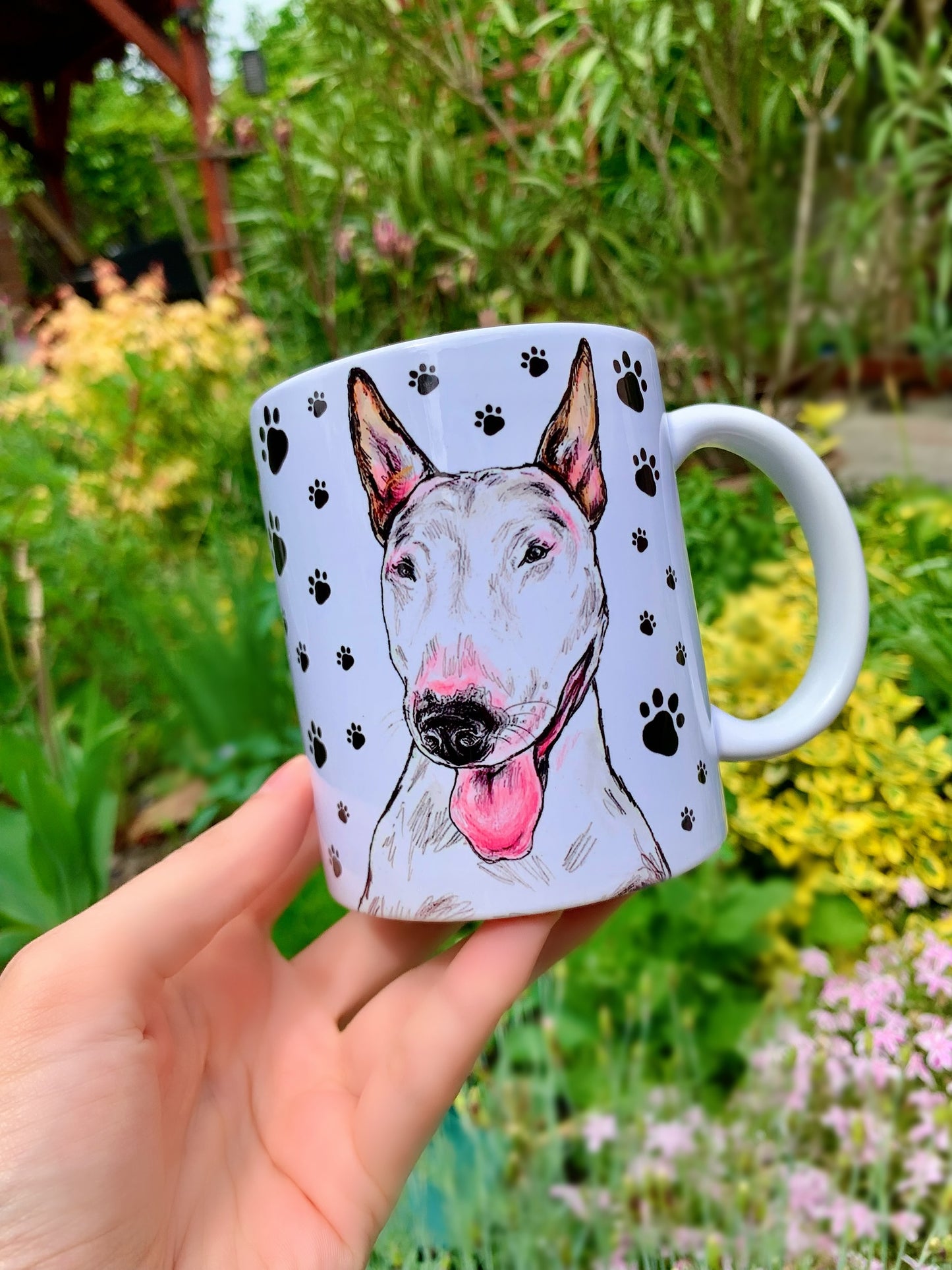 Letisztult kutyás bögre kézzel rajzolt Bullterrier portréval és mancsos mintával