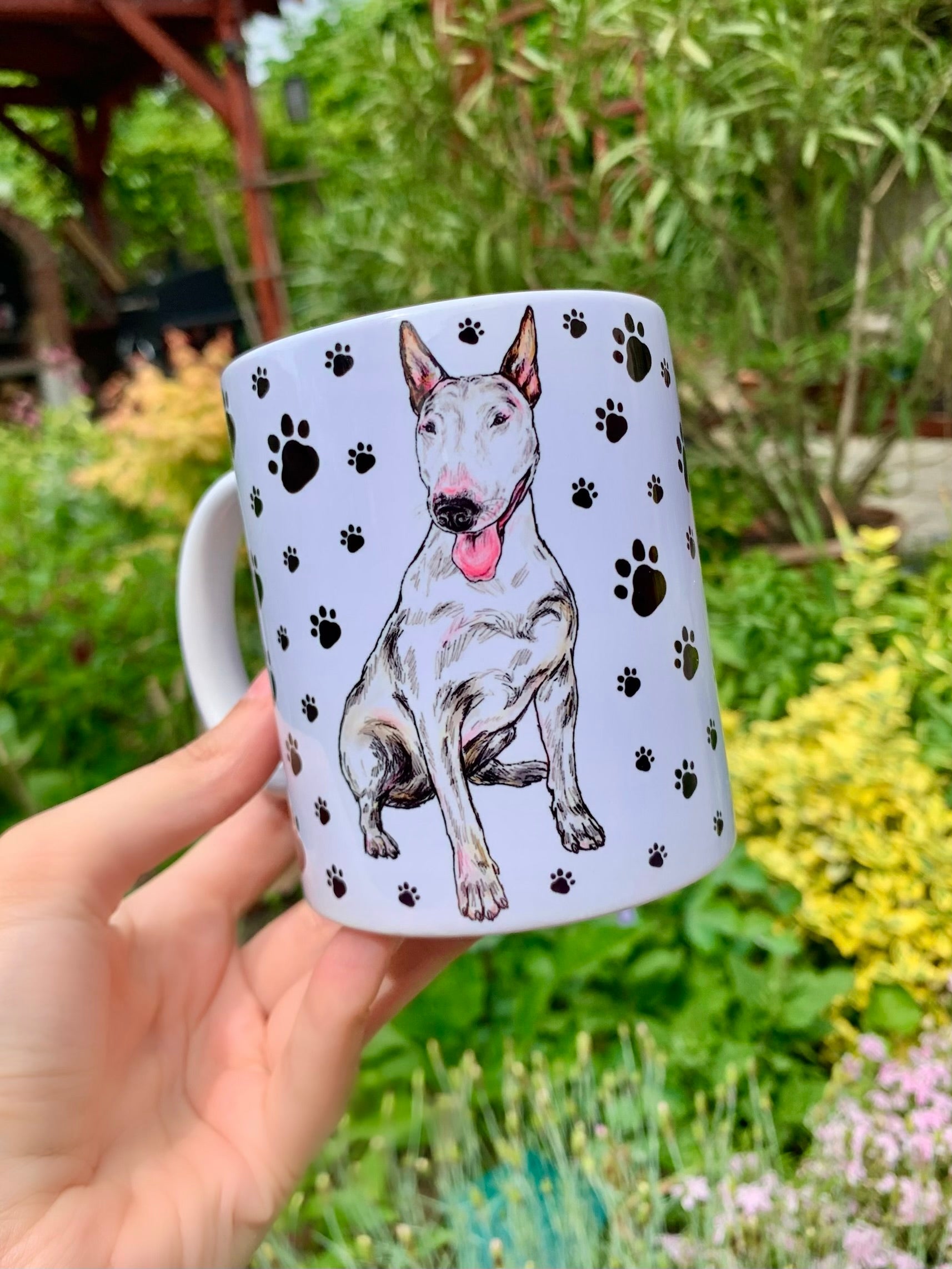 Fehér Bullterrier kutya kerámia bögrén – apró mancsnyomos háttérrel