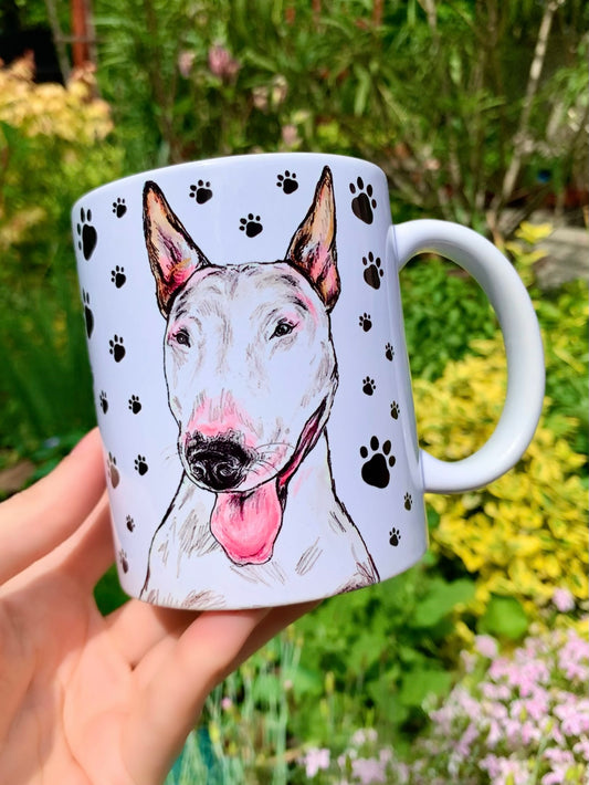 Kézzel festett Bullterrier kerámia bögre – világos kutya ül mancsos háttérrel