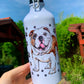 Álló testtartású angol bulldog kulacson – kézzel festett minta mancsos háttérrel