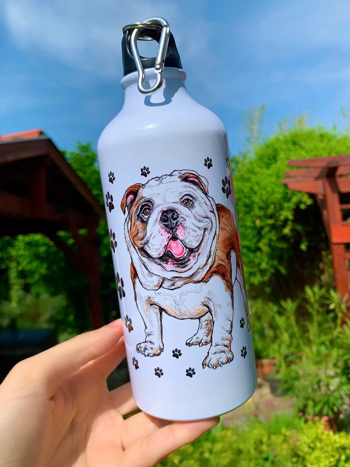 Álló testtartású angol bulldog kulacson – kézzel festett minta mancsos háttérrel