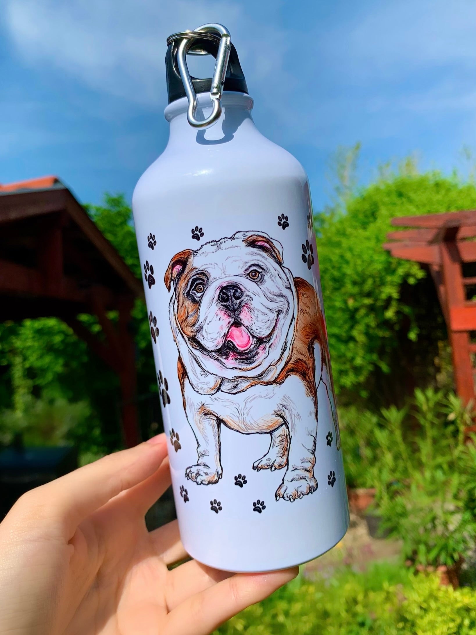 Álló testtartású angol bulldog kulacson – kézzel festett minta mancsos háttérrel