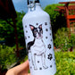 Boston terrier illusztráció kulacson – kézzel rajzolt kutyaminta