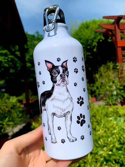 Kutyás kulacs Boston terrier mintával és apró mancsnyomokkal, kézzel festett prémium kutyás rajzzal