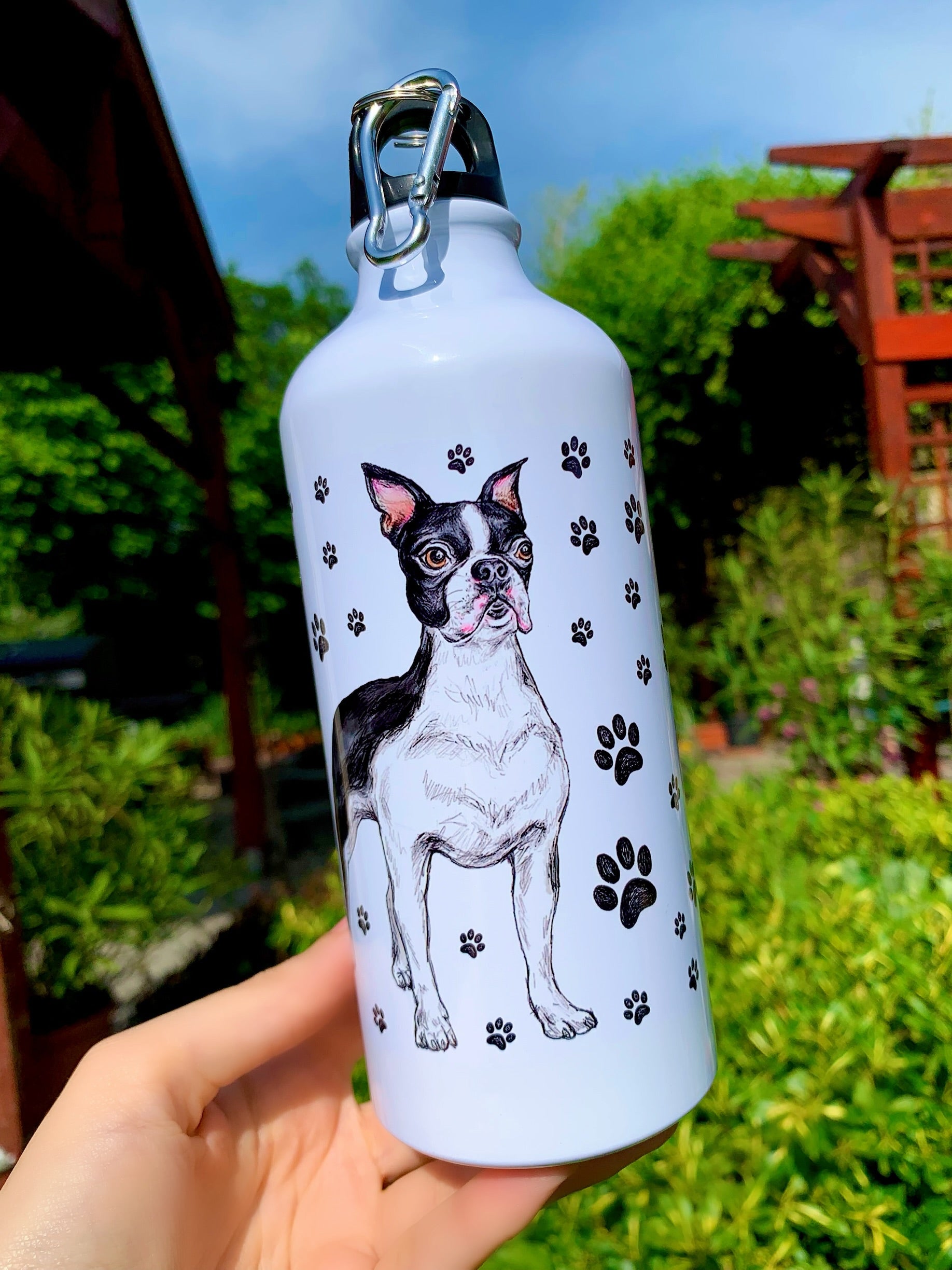 Álló testtartású Boston terrier kulacson – stílusos kutyás grafika