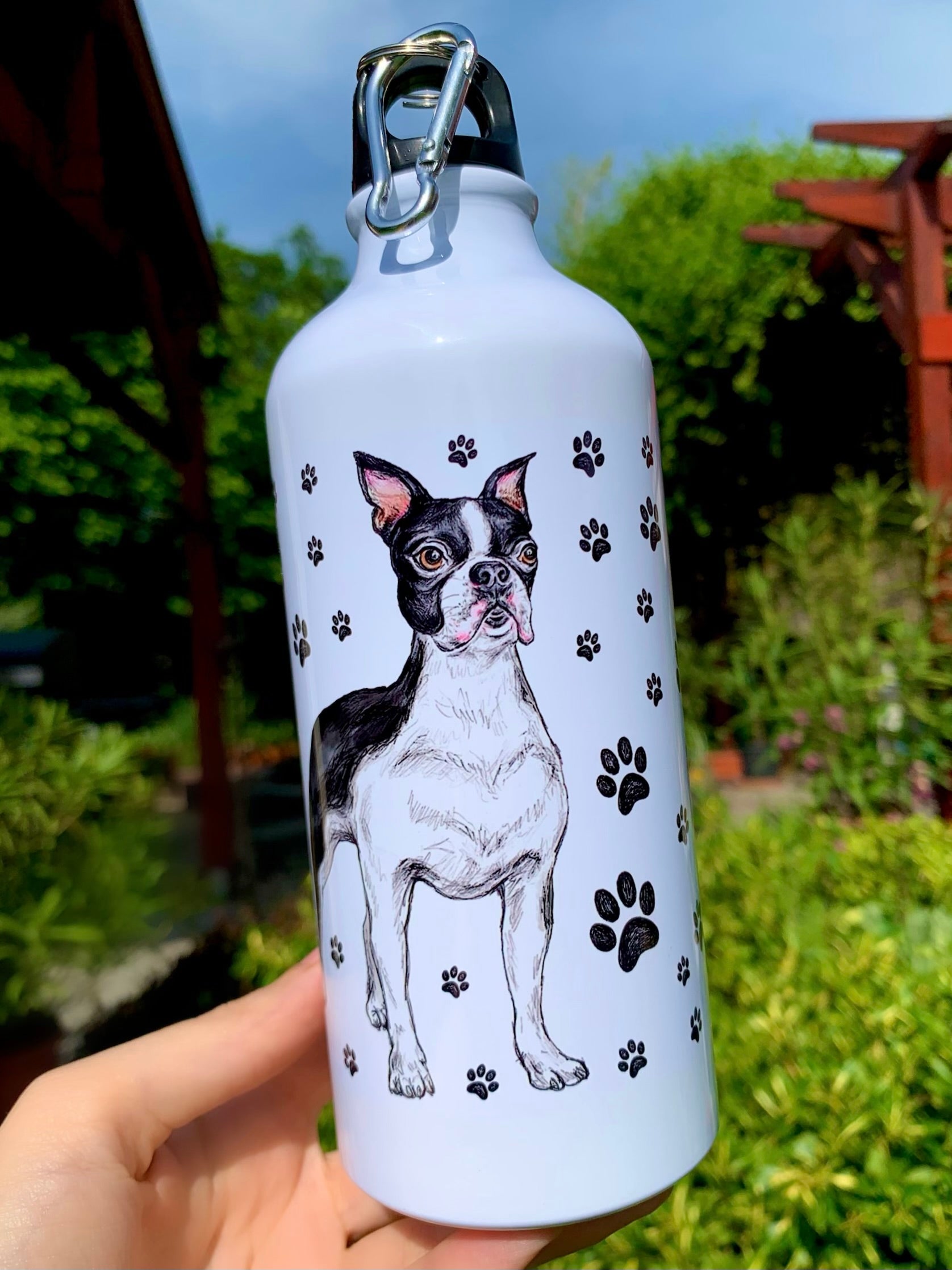 Boston terrier kutyás kulacs kézzel festett, álló boston kutya mintával és mancsokkal 