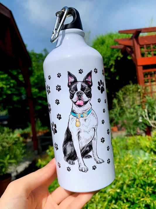 Kék nyakörves Boston terrier kulacs kézzel rajzolt ülő kutyával és mancs apró mintával